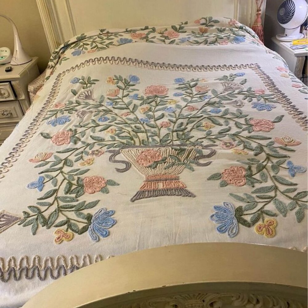 Exquisite Large Tufted FULL/QUEEN Chenille Bedspread with some Imperfections